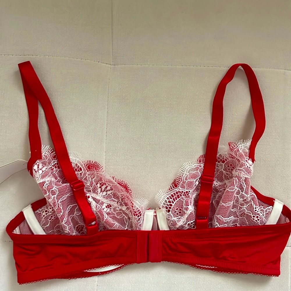 Red bra - Picture 3 of 4